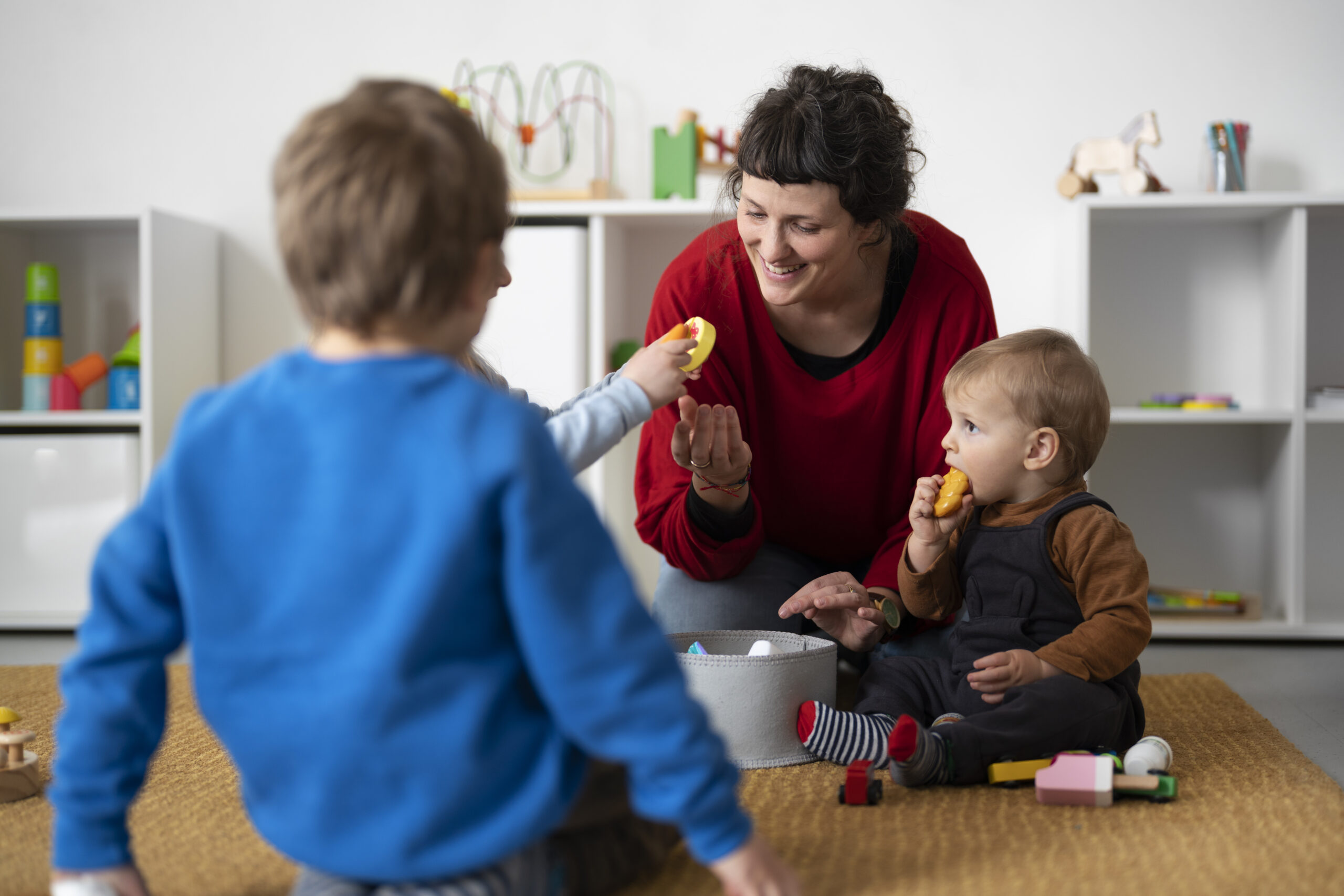 teacher-helping-kids-learn-montessori-method